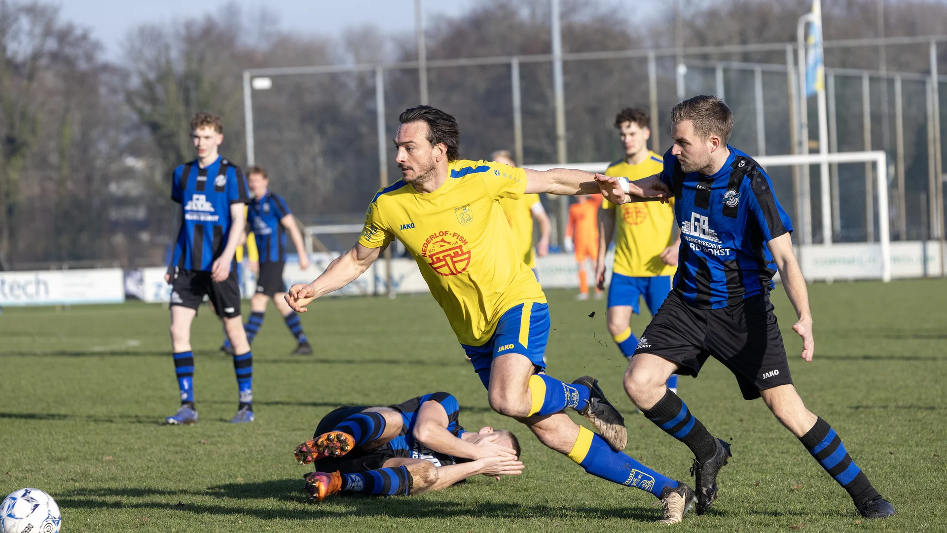 Spelers van RKVV Velsen in actie op Sportpark Schoonenberg